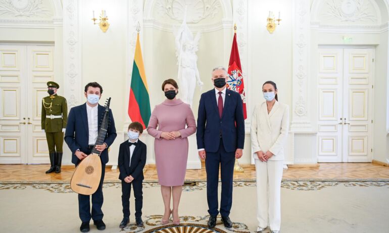 Tėvo dienos išvakarėse – apdovanojimai Prezidentūroje tėvams ir globėjams