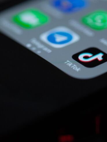 „TikTok“ išnaudoja mažamečių silpnybes: kaip apsaugoti savo vaikus?