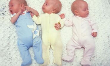 Toks gimdymas būna 1 iš 50 milijonų: ypatingos trynukės