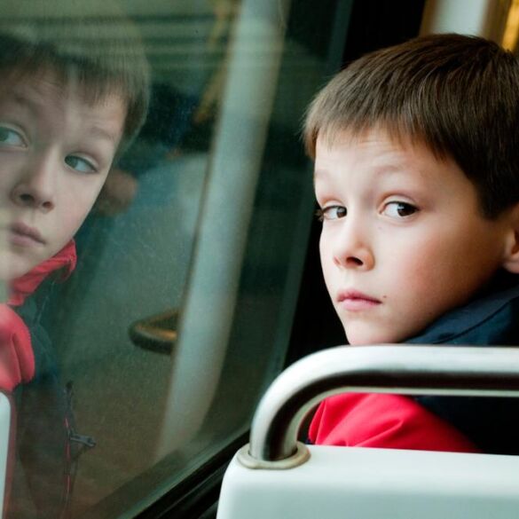 Tūkstančiams vaikų įprasta keliauti į mokyklas autobusais ir automobiliais