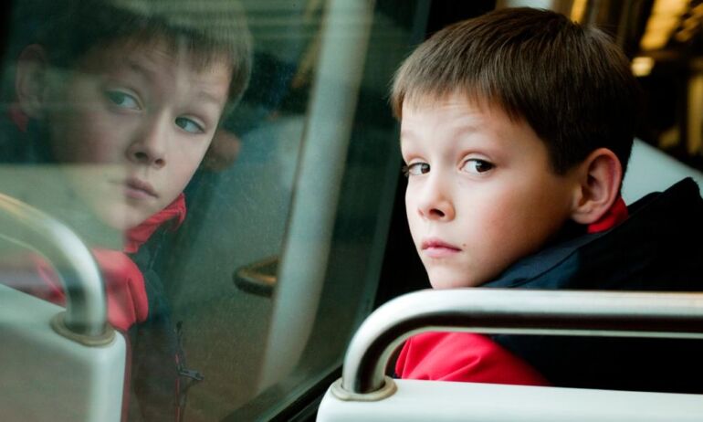 Tūkstančiams vaikų įprasta keliauti į mokyklas autobusais ir automobiliais