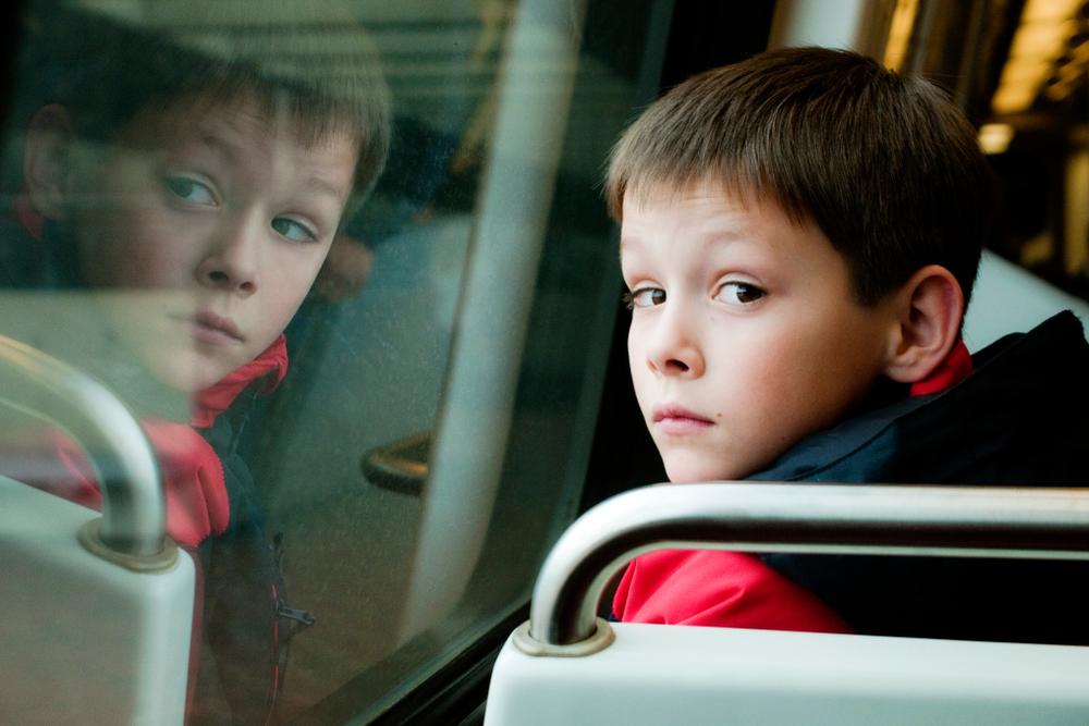 Tūkstančiams vaikų įprasta keliauti į mokyklas autobusais ir automobiliais