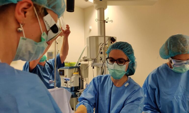 Unikali operacija: dar negimusių dvynių kraujotaką gimdoje atskyrė lazeriu