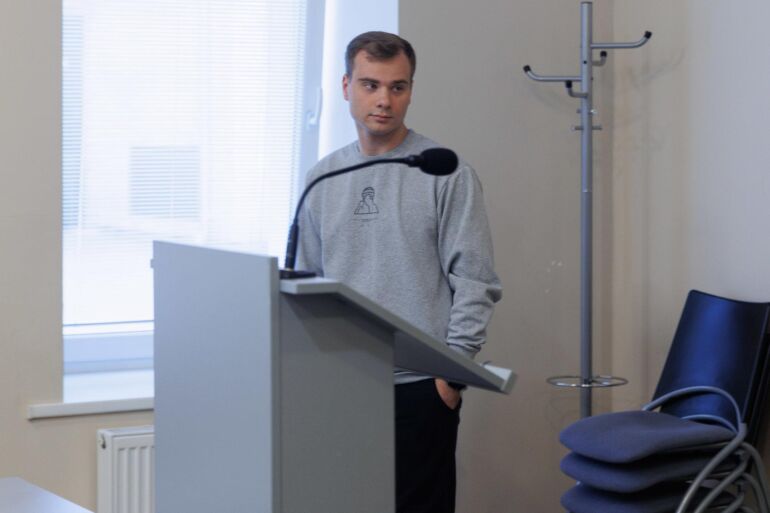 Už nepilnamečių tvirkinimą teisiamas R. Jakštys paleidžiamas į laisvę