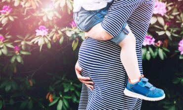 Užsienyje gyvenanti jauna mama: esu nėščia ir labai bijau ateities