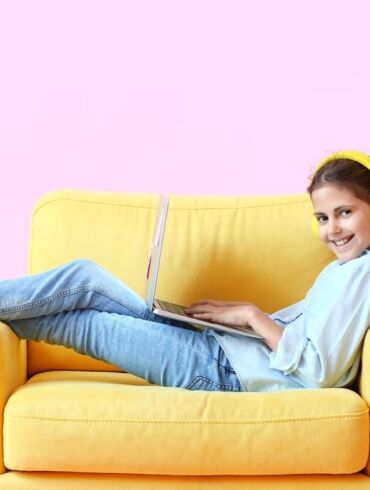 Vaikai ir programavimas: kada juos supažindinti su technologijomis ir kokią naudą tai duoda?
