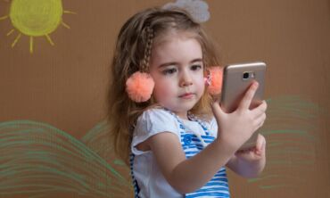Vaikas užsigeidė brangaus telefono: pirkti ar ne