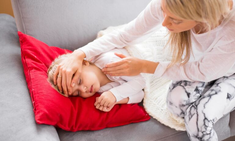 Vaikų karščiavimas – didelis stresas tėvams kokių klaidų nedaryti ir kokios priemonės padės efektyviai numalšinti simptomus