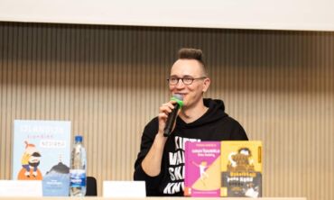 Vaikų literatūros premijos laureatai – prozininkas T. Dirgėla ir bibliotekininkė R. Miškinienė