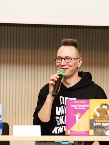 Vaikų literatūros premijos laureatai – prozininkas T. Dirgėla ir bibliotekininkė R. Miškinienė