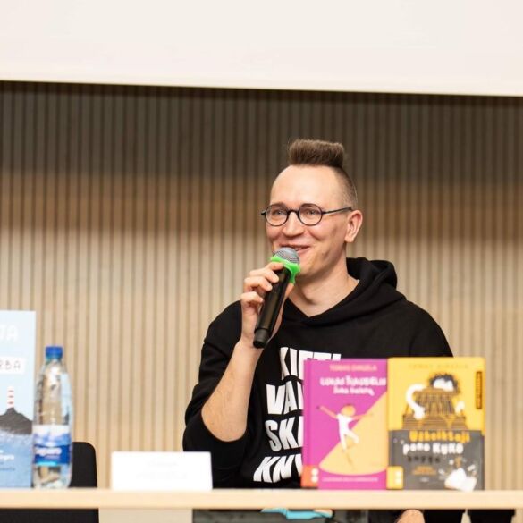 Vaikų literatūros premijos laureatai – prozininkas T. Dirgėla ir bibliotekininkė R. Miškinienė