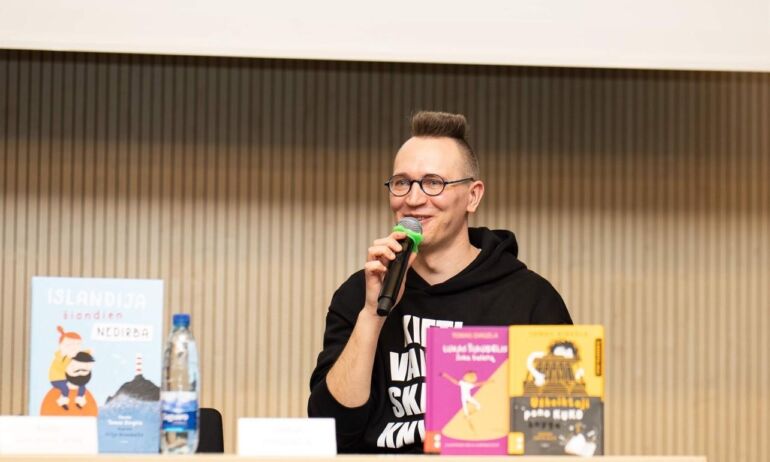 Vaikų literatūros premijos laureatai – prozininkas T. Dirgėla ir bibliotekininkė R. Miškinienė