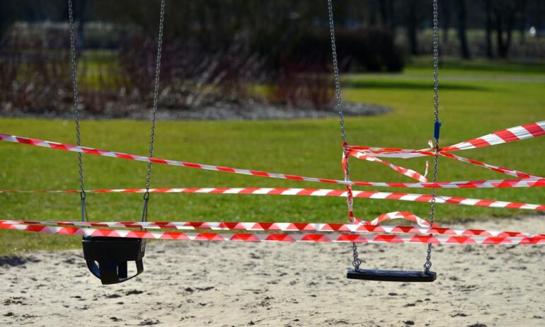 Vaikų žaidimų aikštelėse vėl gali žaisti ne tik vienos šeimos vaikai
