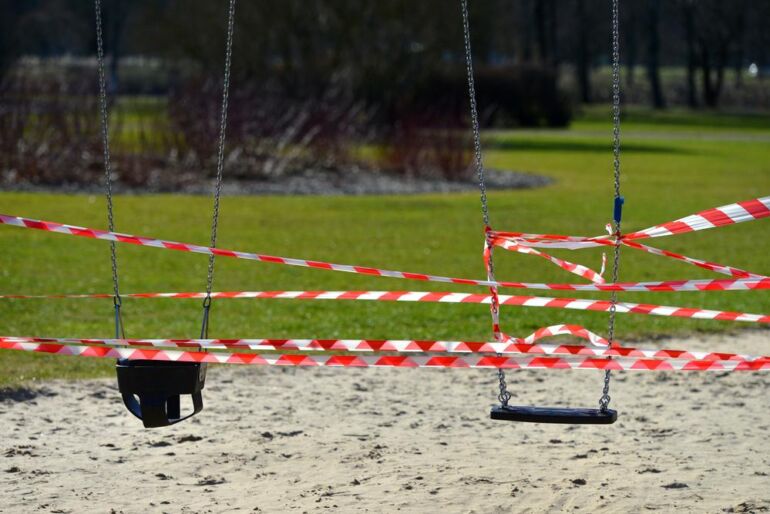 Vaikų žaidimų aikštelėse vėl gali žaisti ne tik vienos šeimos vaikai