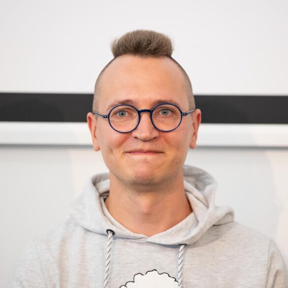 Vaikystė be interneto ir žaidimai su skaitytojais: 10 faktų apie T. Dirgėlą ir technologijas