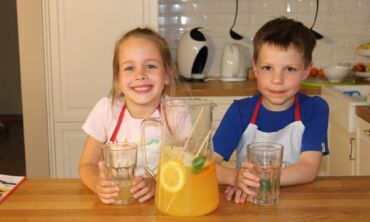 Vaizdo pamokėlė: penkiamečiai virtuvės šefai gamina naminį limonadą