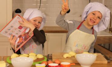 Vaizdo pamokėlė: vaikai kepa skanųjį obuolių pyragą