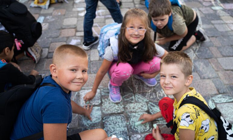 Valdovų rūmų kieme šimtai moksleivių iš visos Lietuvos rašė palinkėjimus 700 metų švenčiančiam Vilniui