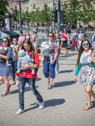 Vilniaus gatvėse praeiviai su šypsenomis lydėjo neeilinį kūdikių paradą