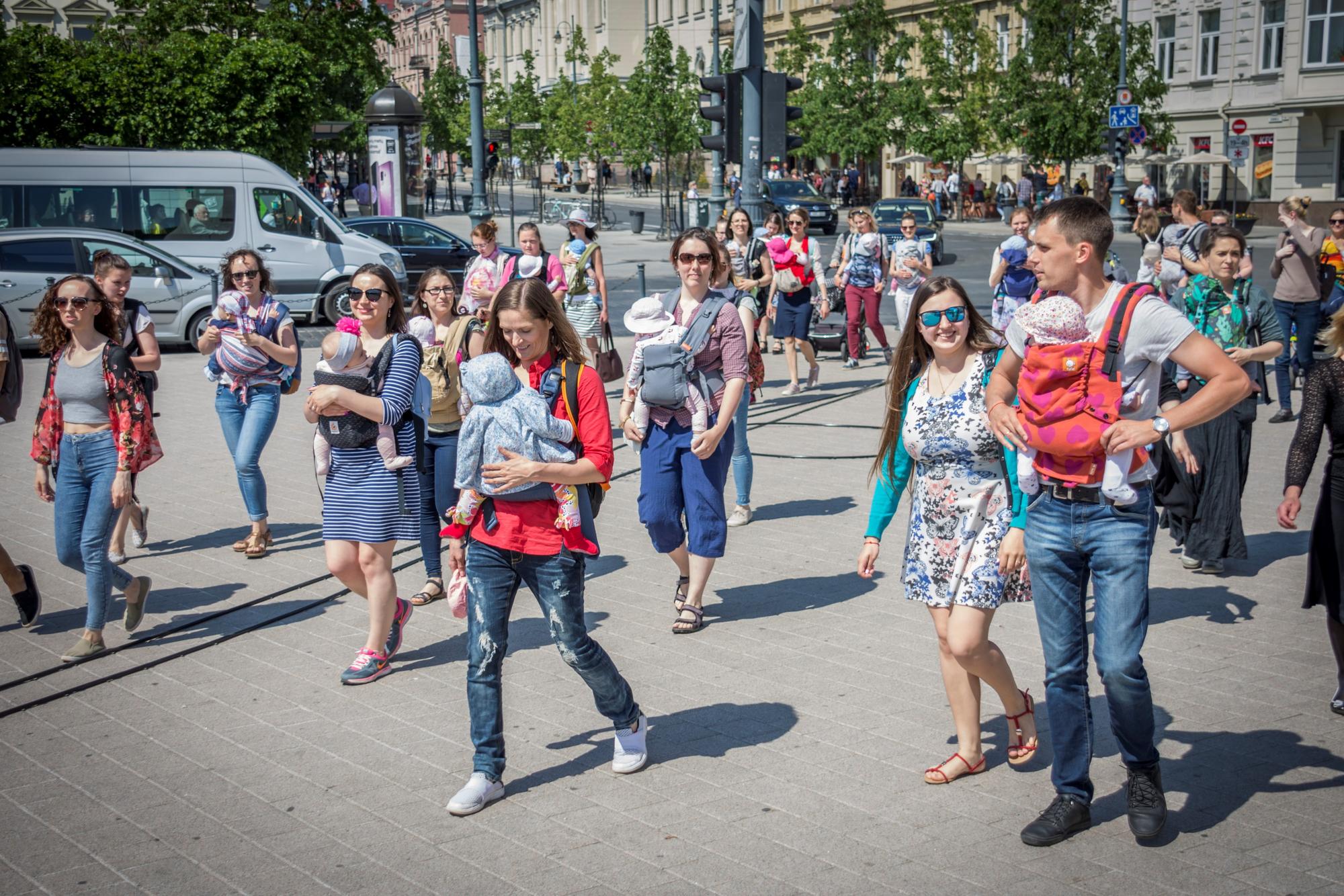 Vilniaus gatvėse praeiviai su šypsenomis lydėjo neeilinį kūdikių paradą