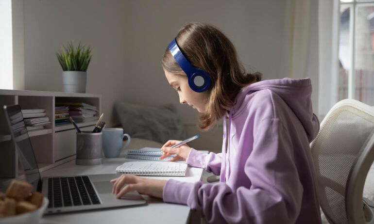 Virtuali mokykla Lietuvoje: 1–12 klasių moksleiviai čia kasdien mokosi iš skirtingų pasaulio kampelių