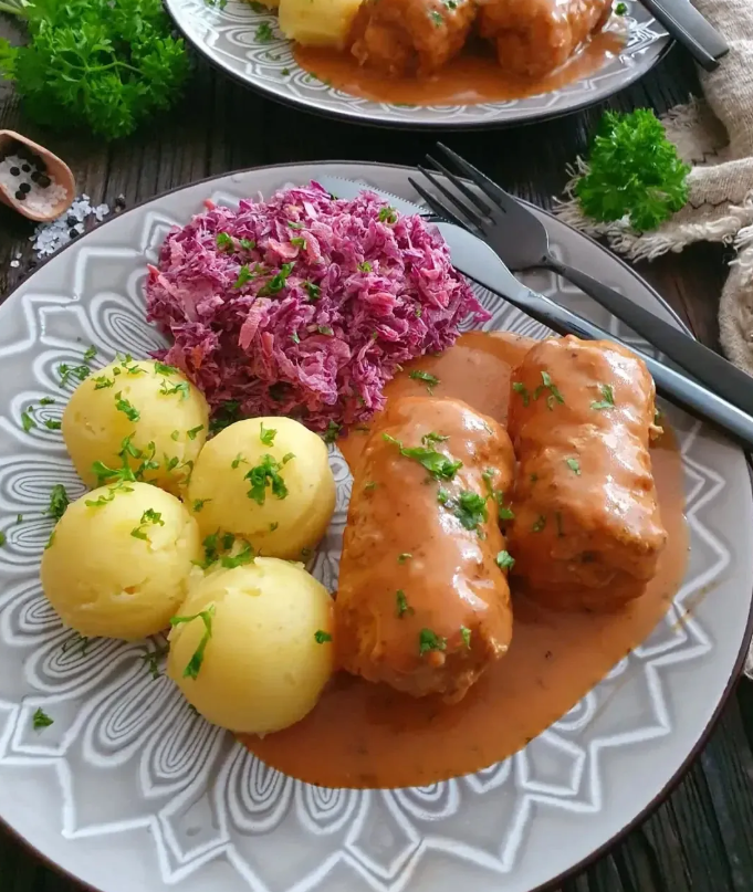 Orkaitėje kepti kiaulienos suktinukai su sūriu ir svogūnais