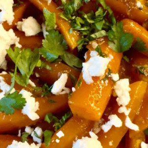Morkos su medum, česnakais ir feta