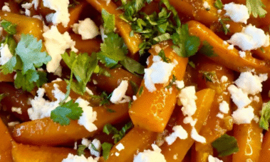 Morkos su medum, česnakais ir feta