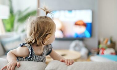 Vaikas žiūri reklamas / Shutterstock