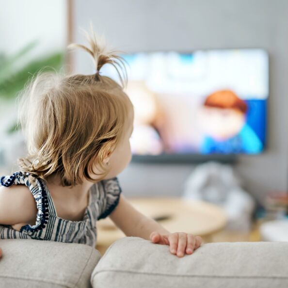 Vaikas žiūri reklamas / Shutterstock
