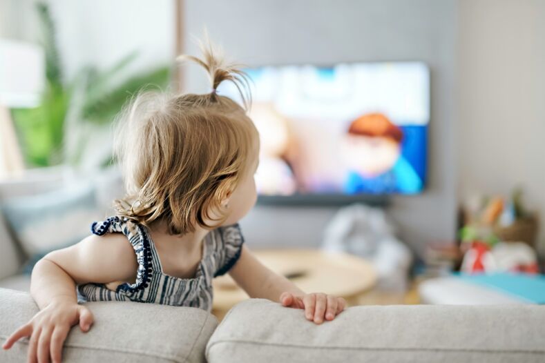 Vaikas žiūri reklamas / Shutterstock