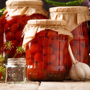 Marinuoti pomidorai / Shutterstock