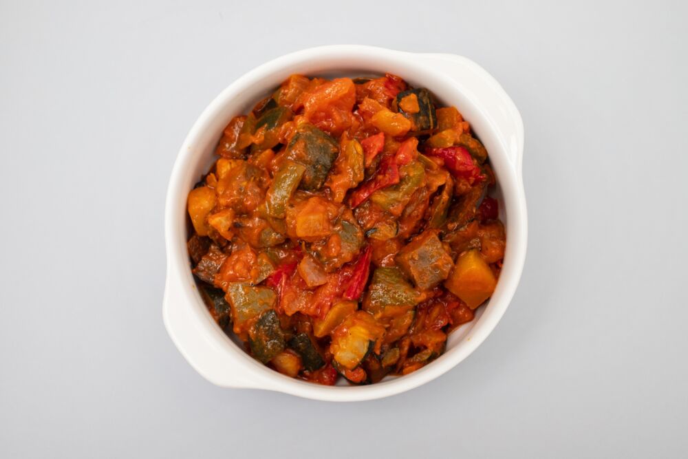 Saldžiarūgštė pomidorų mišrainė su paprika, cukinija ir pupelėmis žiemai