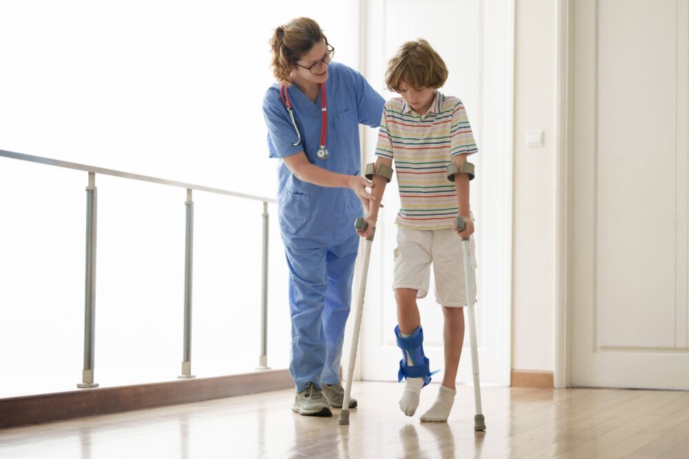 Vaikų smulkių traumų sezonas: medicinos mokslų daktarė pataria, kaip palengvinti sumušimų skausmą
