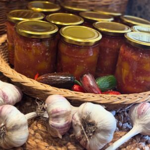 Žiemos mišrainė su paprika, pomidorais ir česnaku