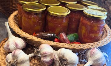 Žiemos mišrainė su paprika, pomidorais ir česnaku