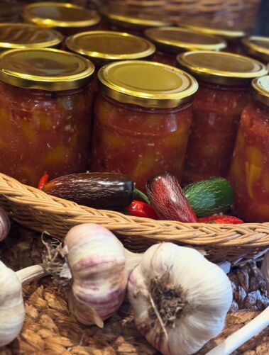 Žiemos mišrainė su paprika, pomidorais ir česnaku