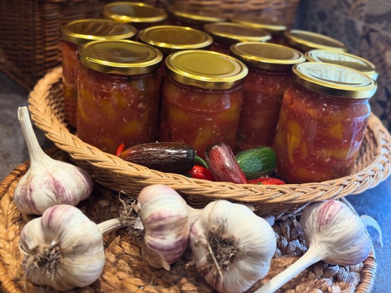 Žiemos mišrainė su paprika, pomidorais ir česnaku