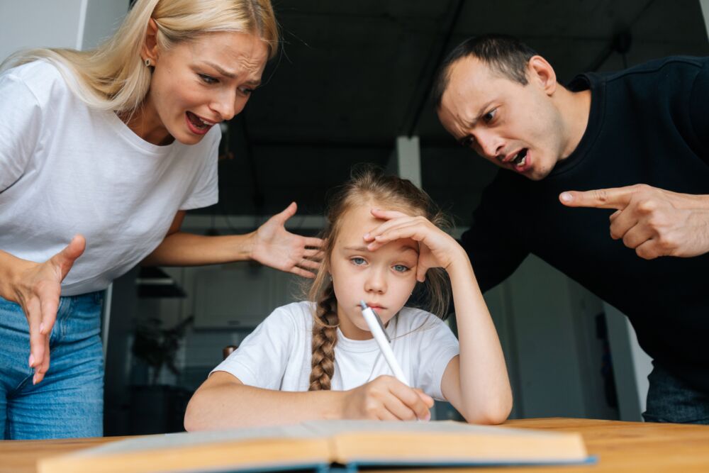 Psichologai įspėja: šie tėvų žodžiai gali visam laikui paveikti vaiką!