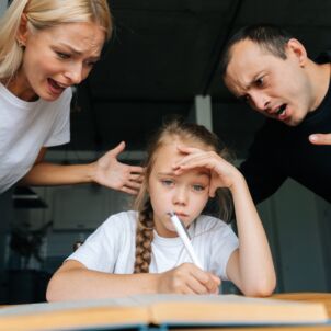 Tėvai rėkia ant vaiko / Shutterstock