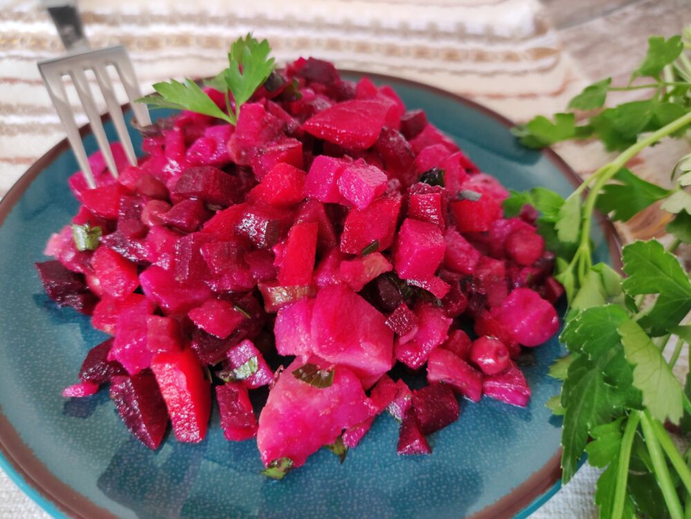 Virtų burokėlių salotos su aliejumi: paprasta klasika, kuri viskam tinka