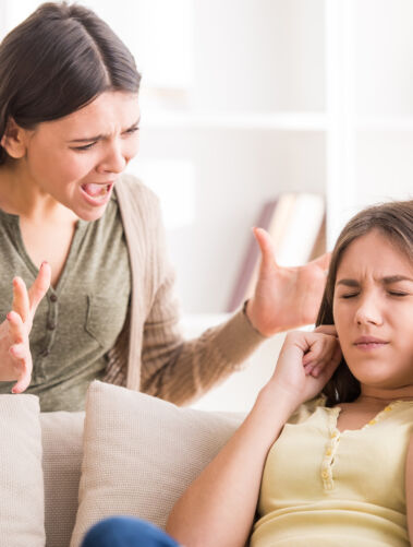 Tėvai rėkia ant paauglio / Shutterstock