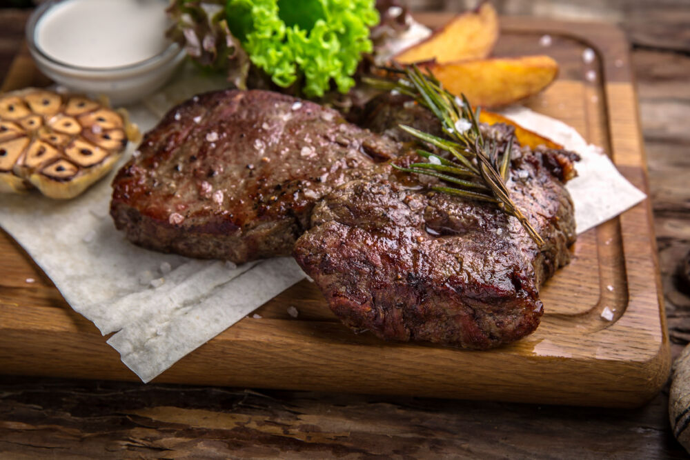 5 būdai, kaip marinuoti sprandinės kepsnelius: nuo klasikos iki egzotikos