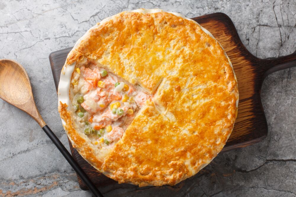 Lašišos pyragas su špinatais: prabangiai atrodo, bet paruošti – paprasčiau nei manote